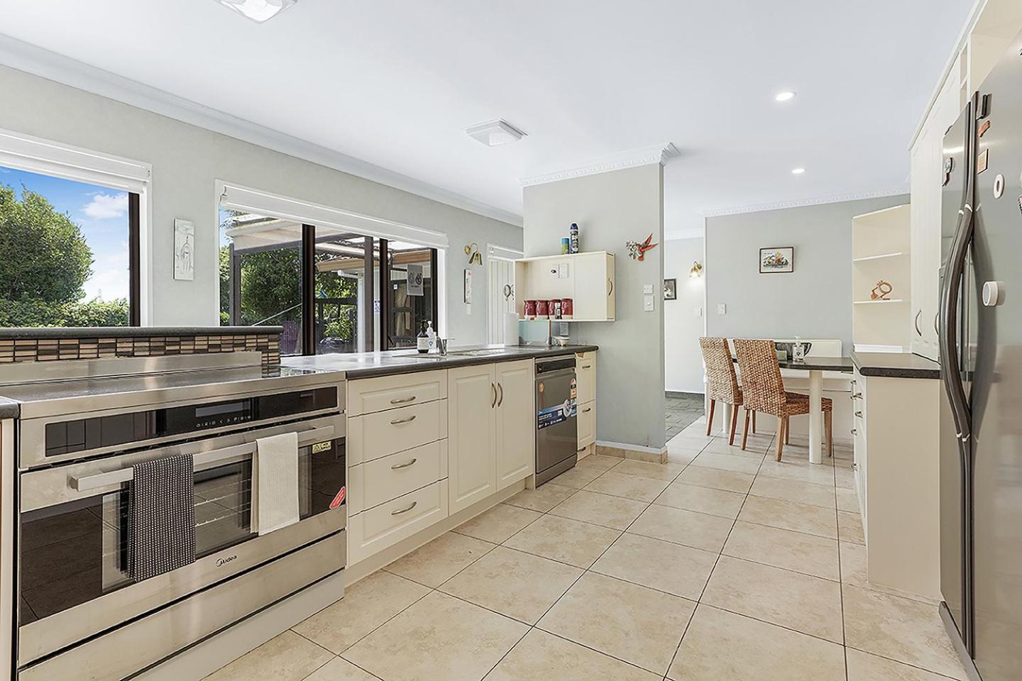 Wow, Spacious Home With A Pool Hamilton Exterior photo
